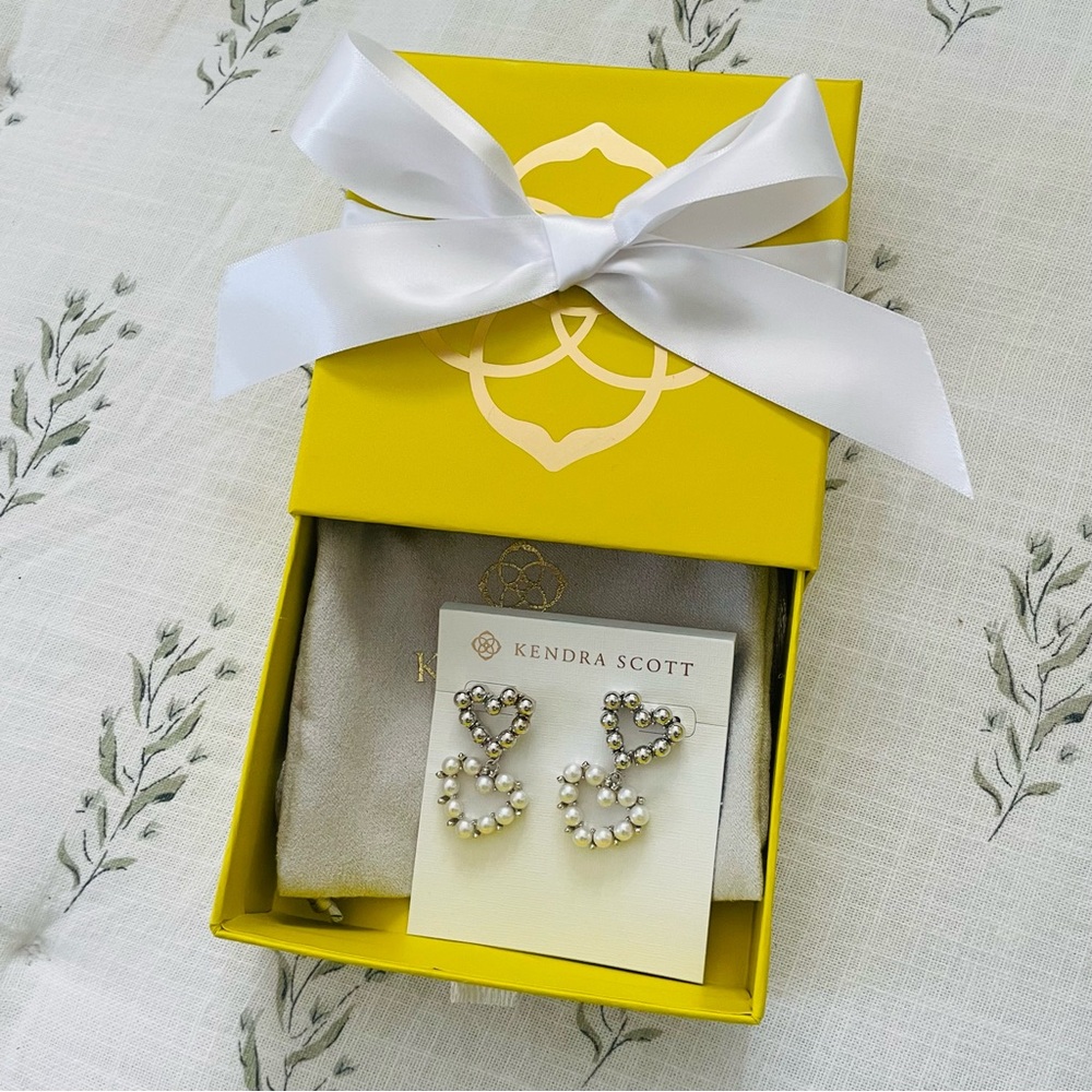 KENDRA SCOTT Ashton Silver Pearl Heart Drop Earrings NWT includes box + dust bag